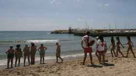 Bañistas y socorristas en las playas de El Vendrell (Tarragona)