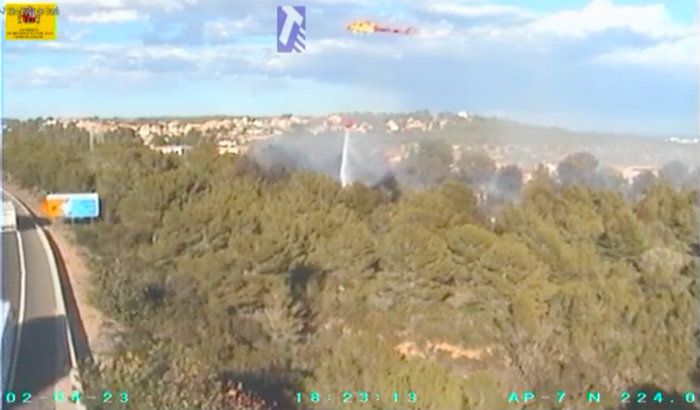 Un helicóptero de los Bomberos de la Generalitat trata de apagar el fuego en un incendio en Roda de Barà / BOMBERS