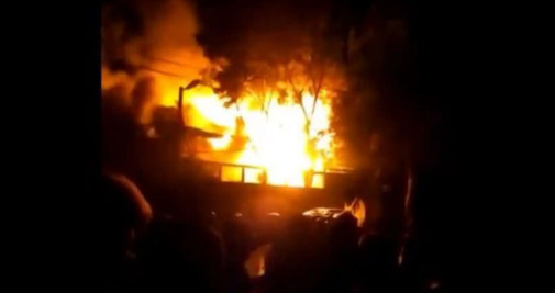 Imagen de la casa del primer ministro de Sri Lanka ardiendo