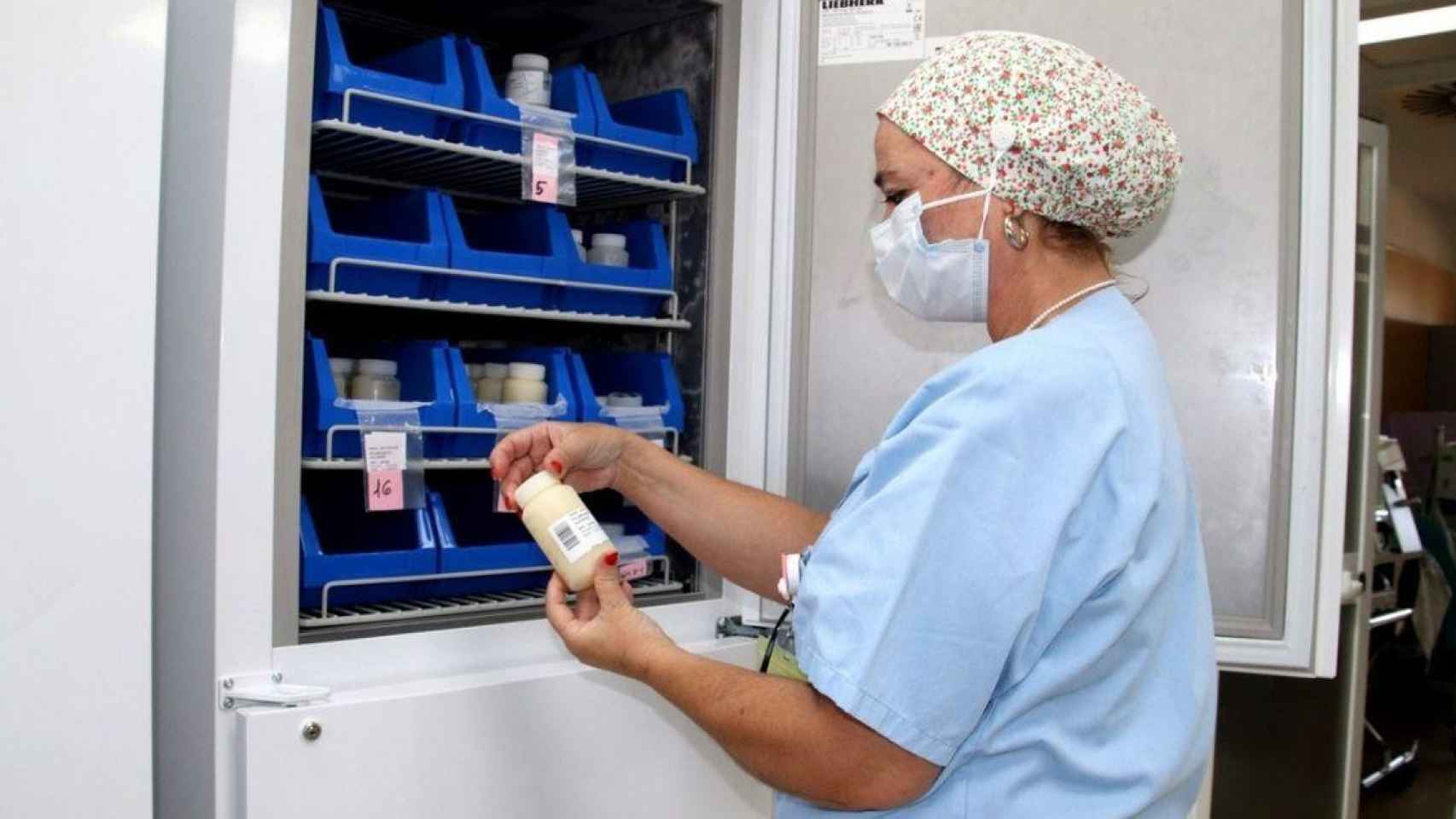 Una profesional sanitaria manipula un bote de leche materna donada / EP
