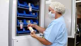 Una profesional sanitaria manipula un bote de leche materna donada / EP