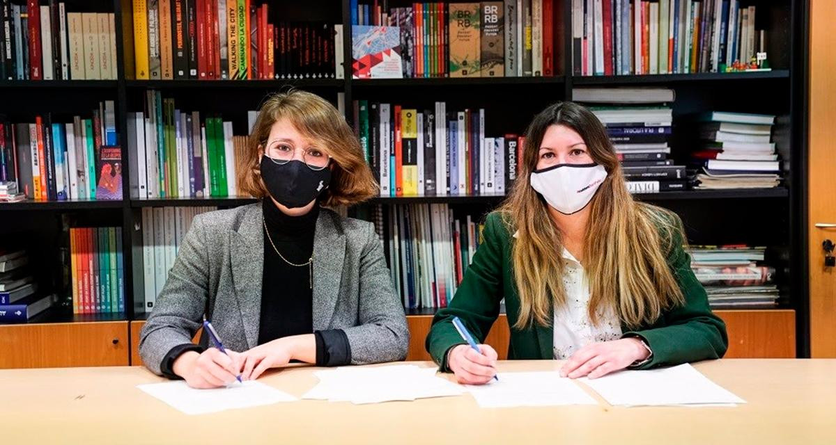 La teniente de alcaldía de Ecología, Urbanismo, Infraestructuras y Movilidad de Barcelona, Janet Sanz, junto la alcaldesa de Sant Feliu de Llobregat, Lídia Muñoz, firmando el acuerdo / EP
