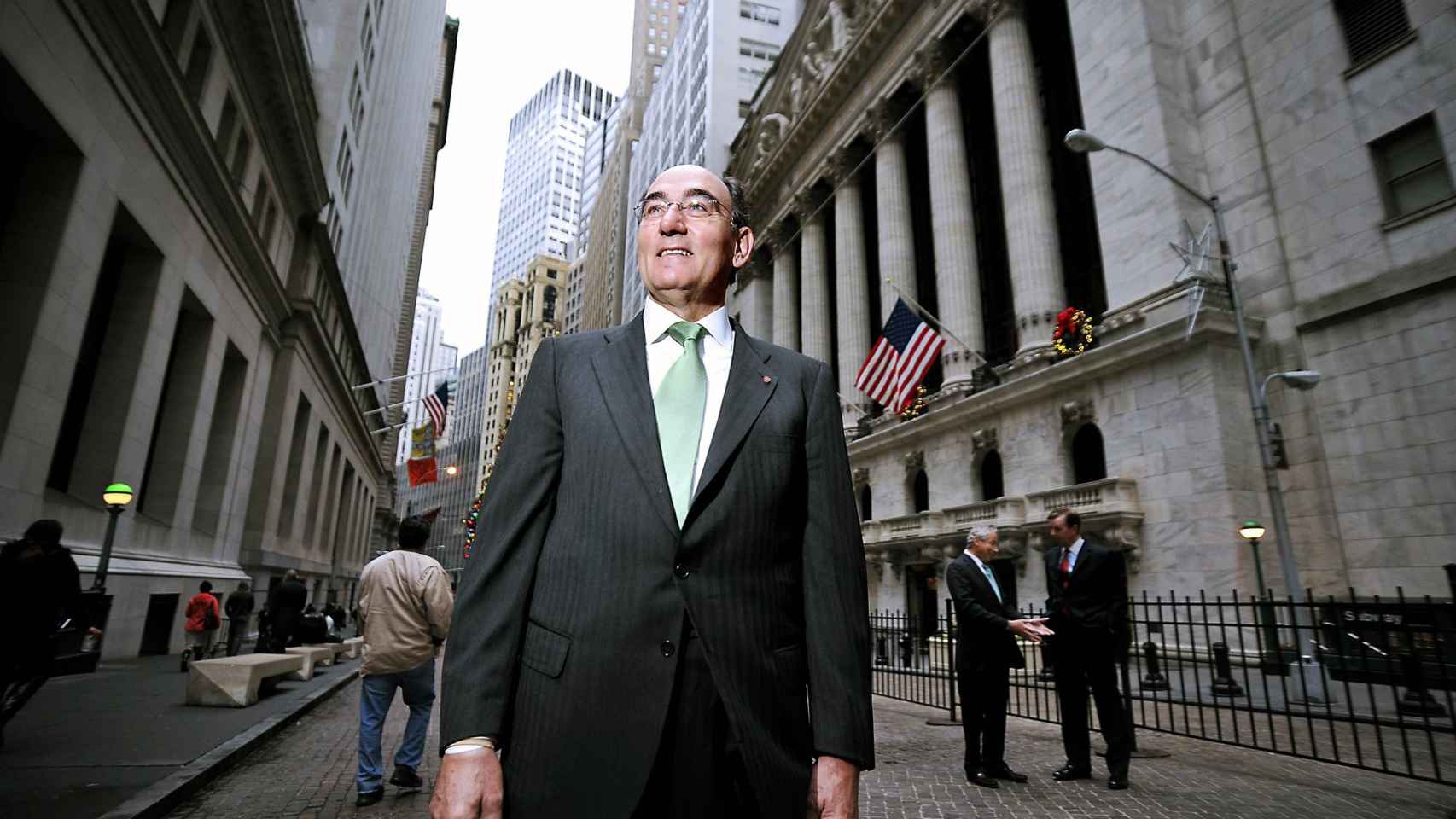 Ignacio Galán, presidente de Iberdrola, junto al edificio de la Bolsa de Nueva York / IBERDROLA