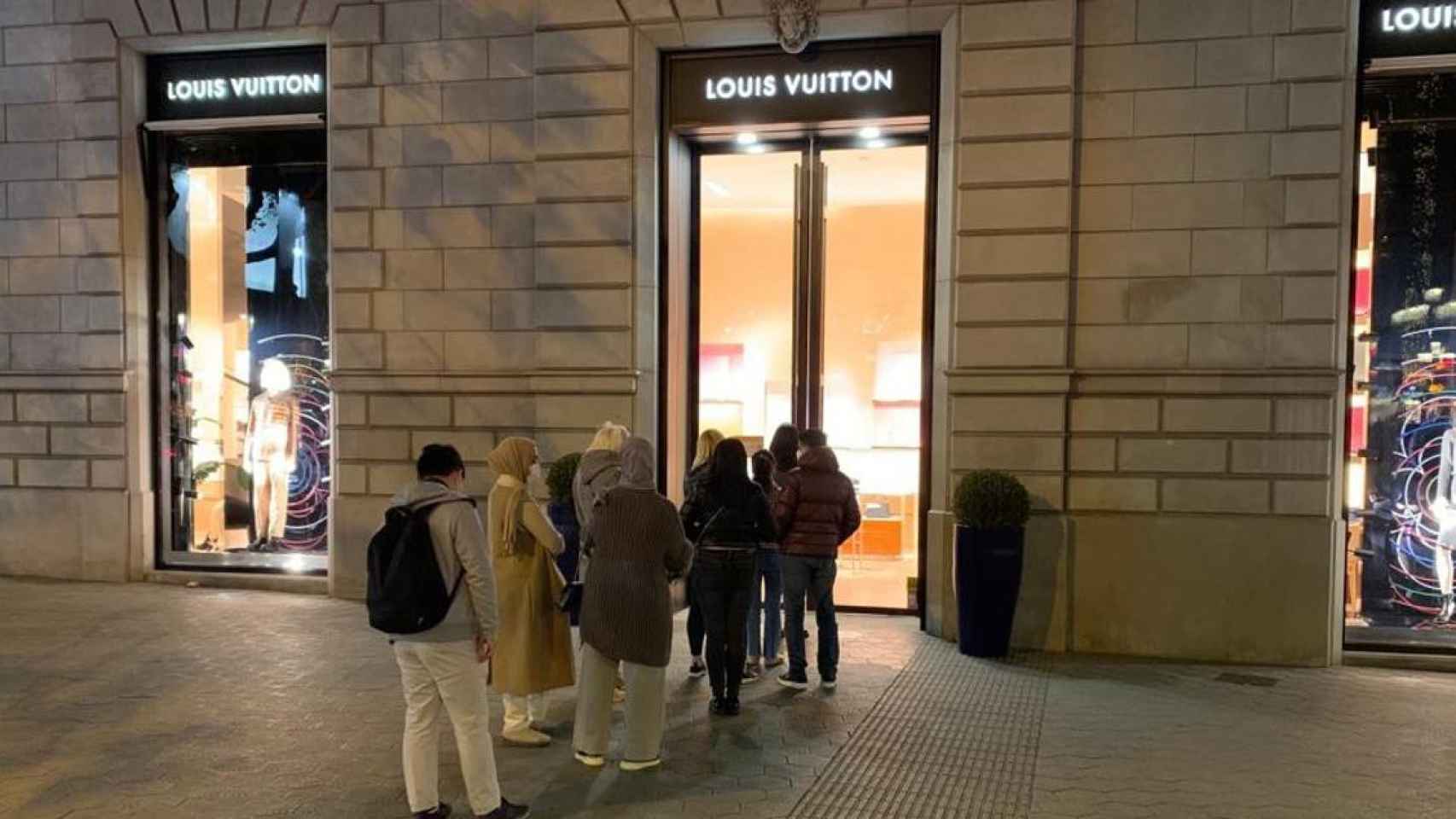 Turistas a las puertas de un negocio de Paseo de Gracia, en Barcelona / CG