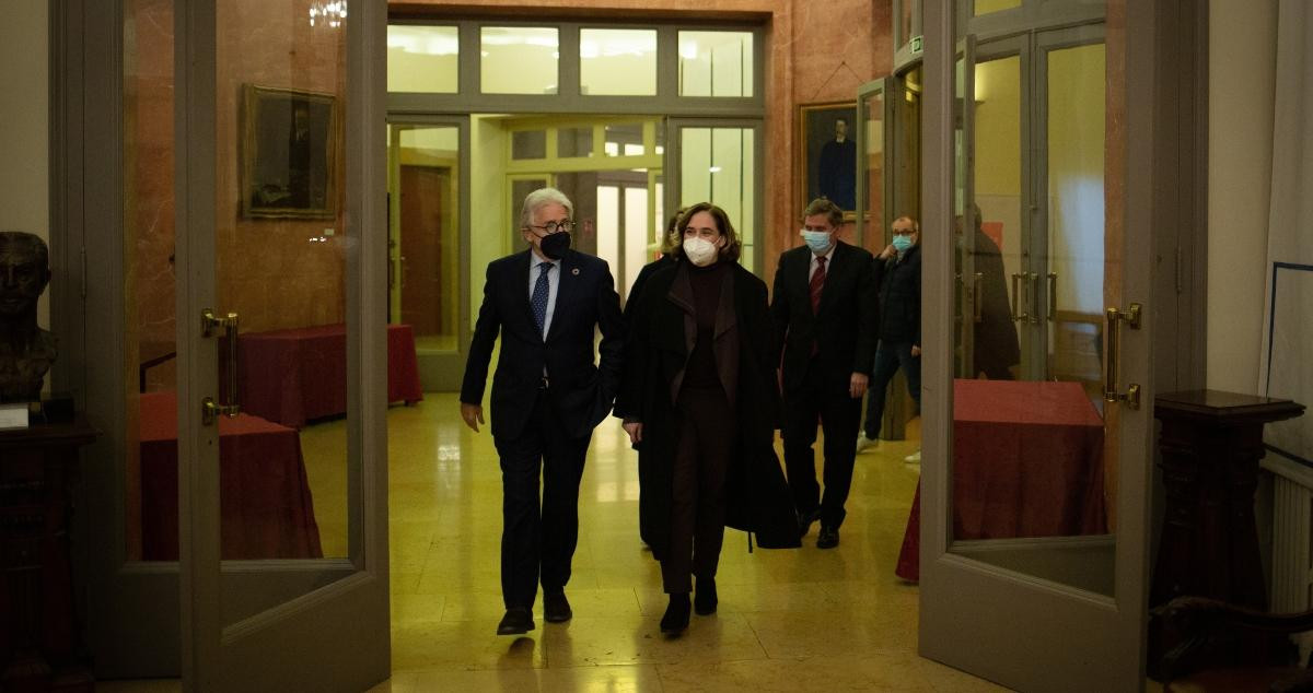 La alcaldesa Ada Colau y el presidente de Foment del Treball, Josep Sánchez Llibre, a su llegada a una reunión en la sede de la patronal / EP