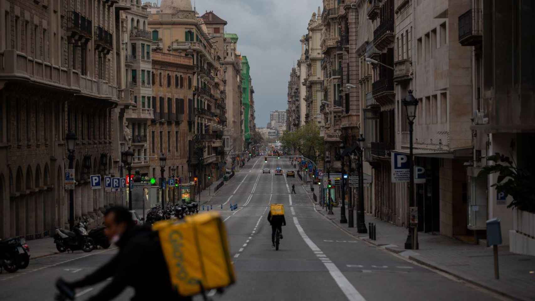 Dos trabajadores de Glovo en una calle de Barcelona para repartir a domicilio / EP