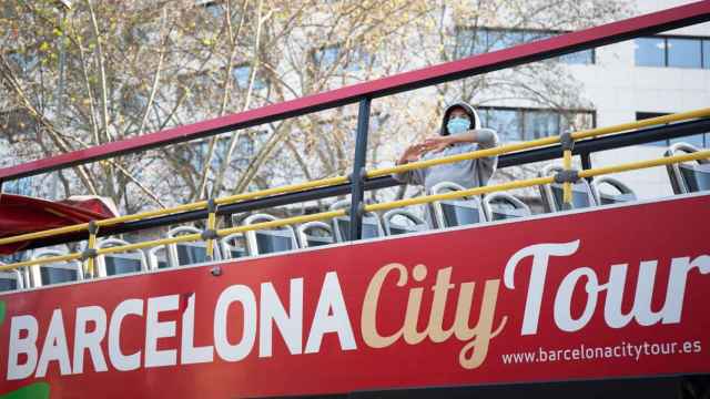 Un turista visita Barcelona montado en un bus turístico / EP