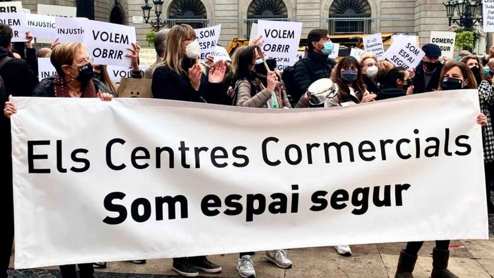 Concentración en plaza Sant Jaume para reclamar la reapertura de los centros comerciales / EUROPA PRESS