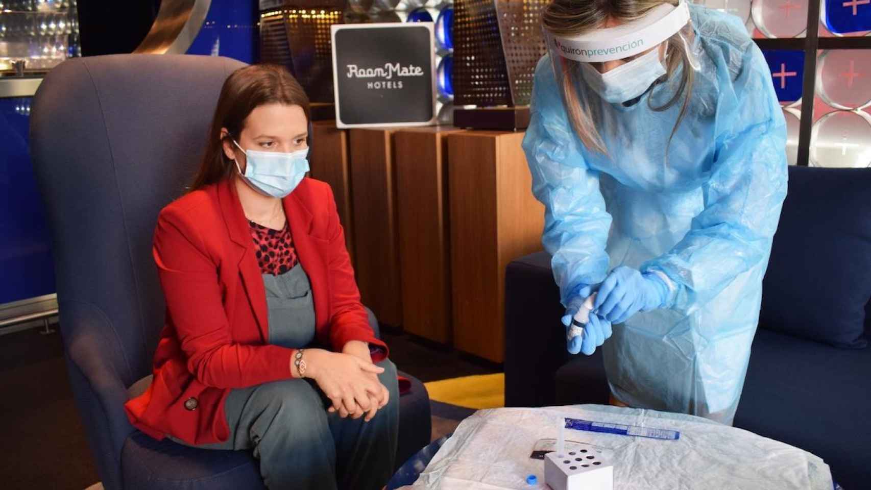 Una enfermera realiza un test rápido en un hotel Room Mate / ROOM MATE