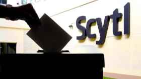 Una persona vota ante el logo de Scytl de una de sus oficinas / FOTOMONTAJE DE CG
