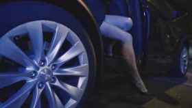 Imagen promocional del Tesla que pondrá Blue Night, uno de los clubes de 'striptease' que abrirá para el MWC / CG