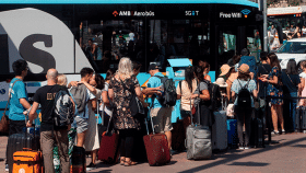 Turistas hacen cola para tomar el Aerobús ante la huelga de taxis / EFE