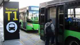 un pasajero entra en un autobús lanzadera que une las terminales T1 y T2 en el aeropuerto de El Prat de Barcelona / CG