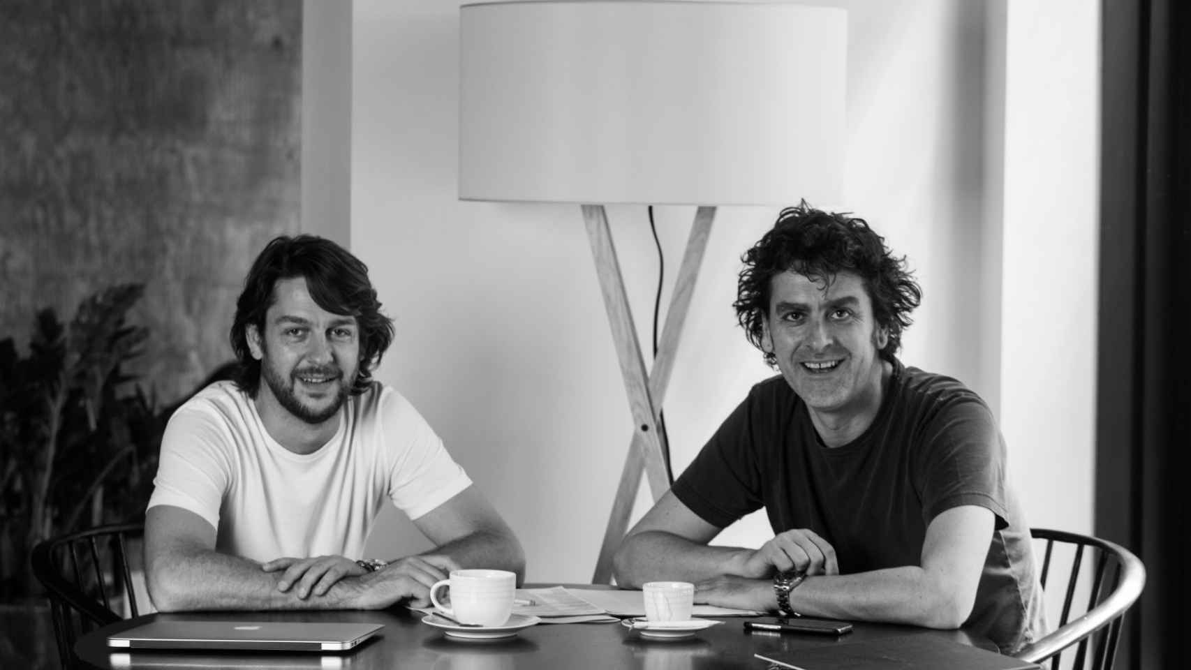 Pablo Fernández-Valdés (derecha), ex director general del Grupo Tragaluz y fundador de la empresa de gestión hotelera Greenshoes / CG