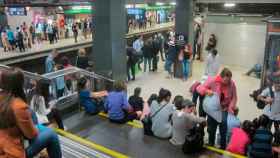 Pasajeros esperan en una estación del Metro de Barcelona afectada por la huelga / EP