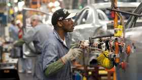Un empleado de un fabricante de vehículos manipula una máquina en una planta de EEUU / EFE