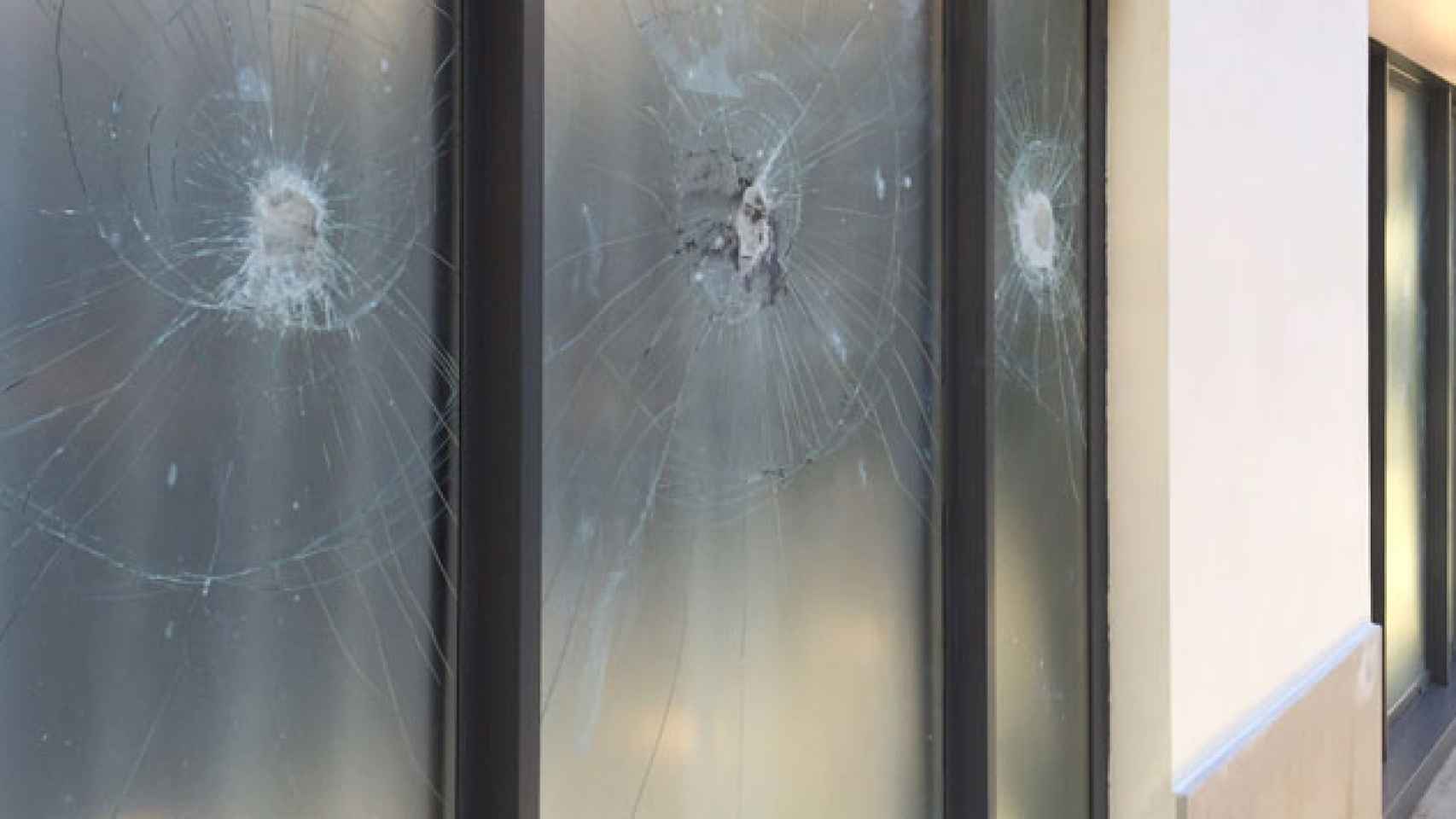 Destrozos en la fachada del hotel La Casa del Sol del barrio de Gràcia en Barcelona / CG