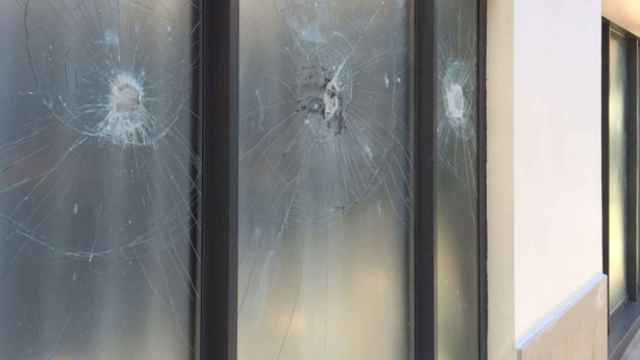 Destrozos en la fachada del hotel La Casa del Sol del barrio de Gràcia en Barcelona / CG