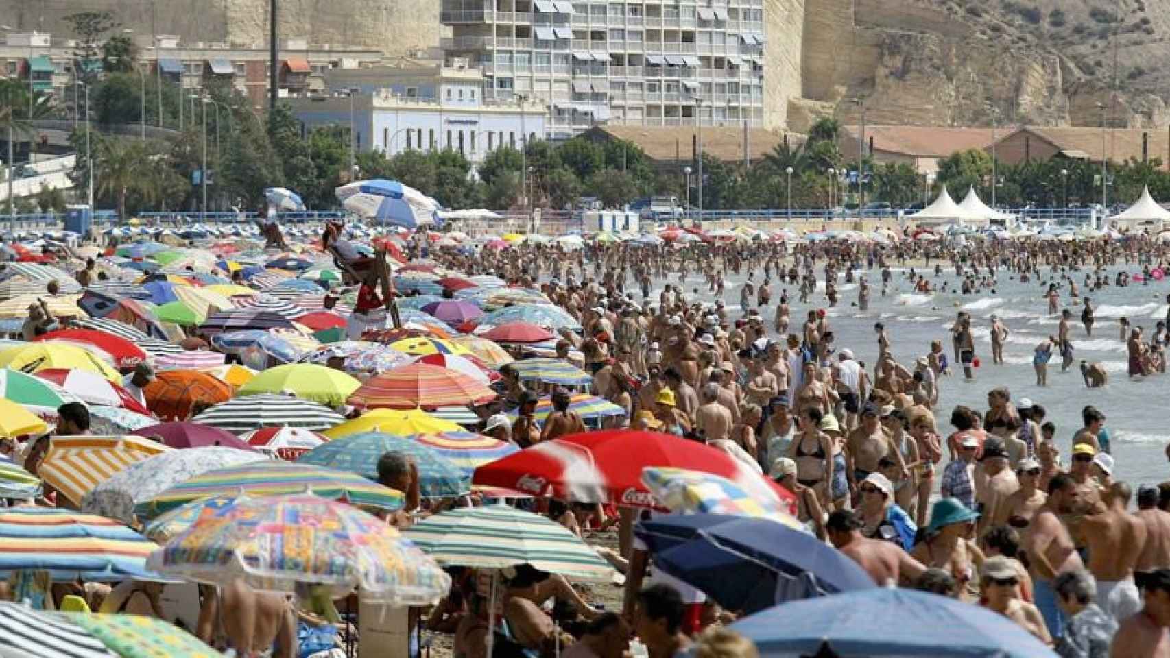 Turistas en las playas españolas.