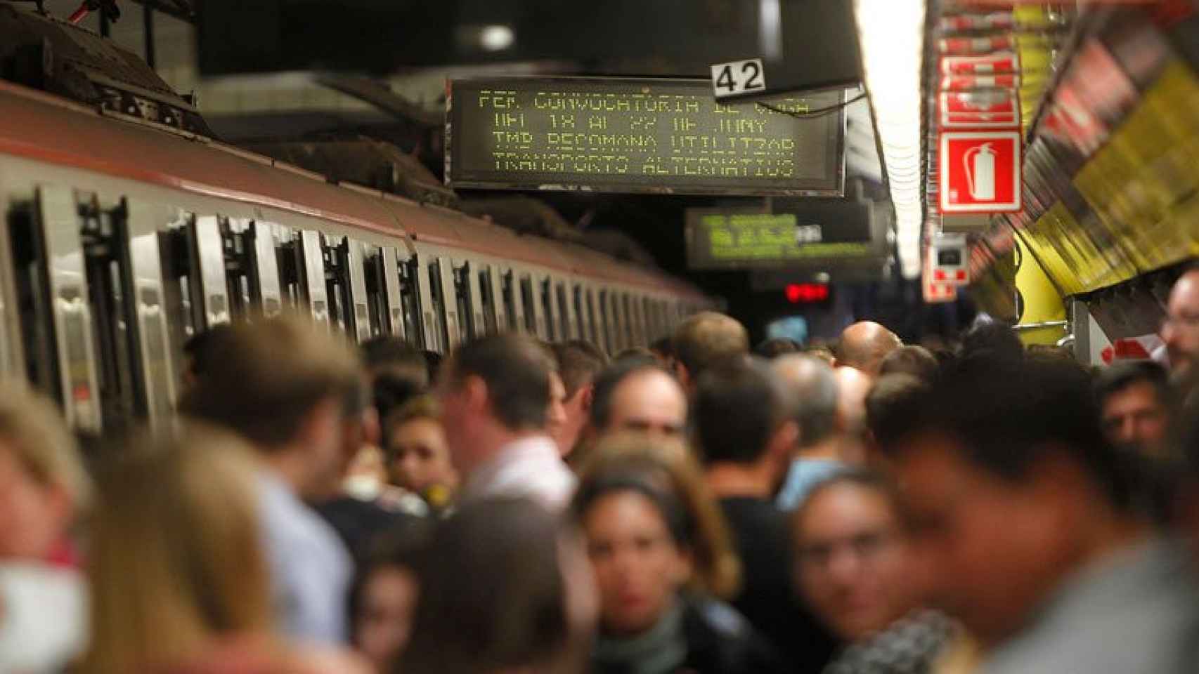La céntrica estación de Urquinaona del Metro de Barcelona, llena de gente en uno de los horarios de afectación de la huelga del lunes.