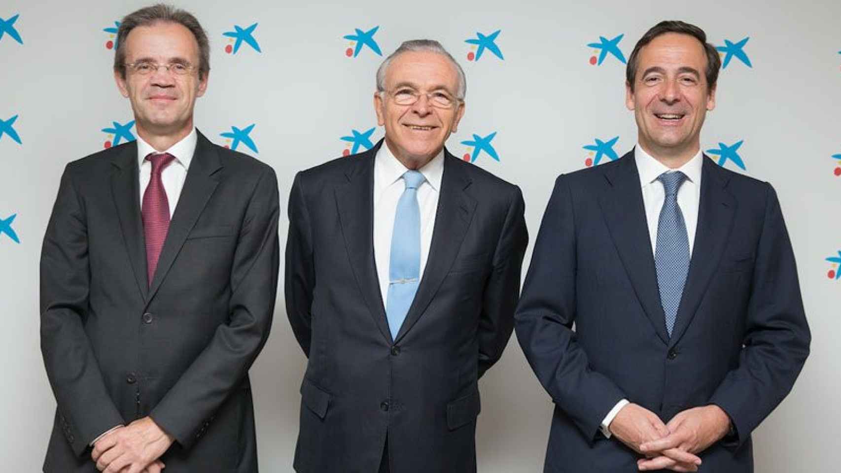 El presidente de CaixaBank, Jordi Gual; su homólogo en la Fundació Bancària la Caixa, Isidre Fainé, y el consejero delegado, Gonzalo Gortázar