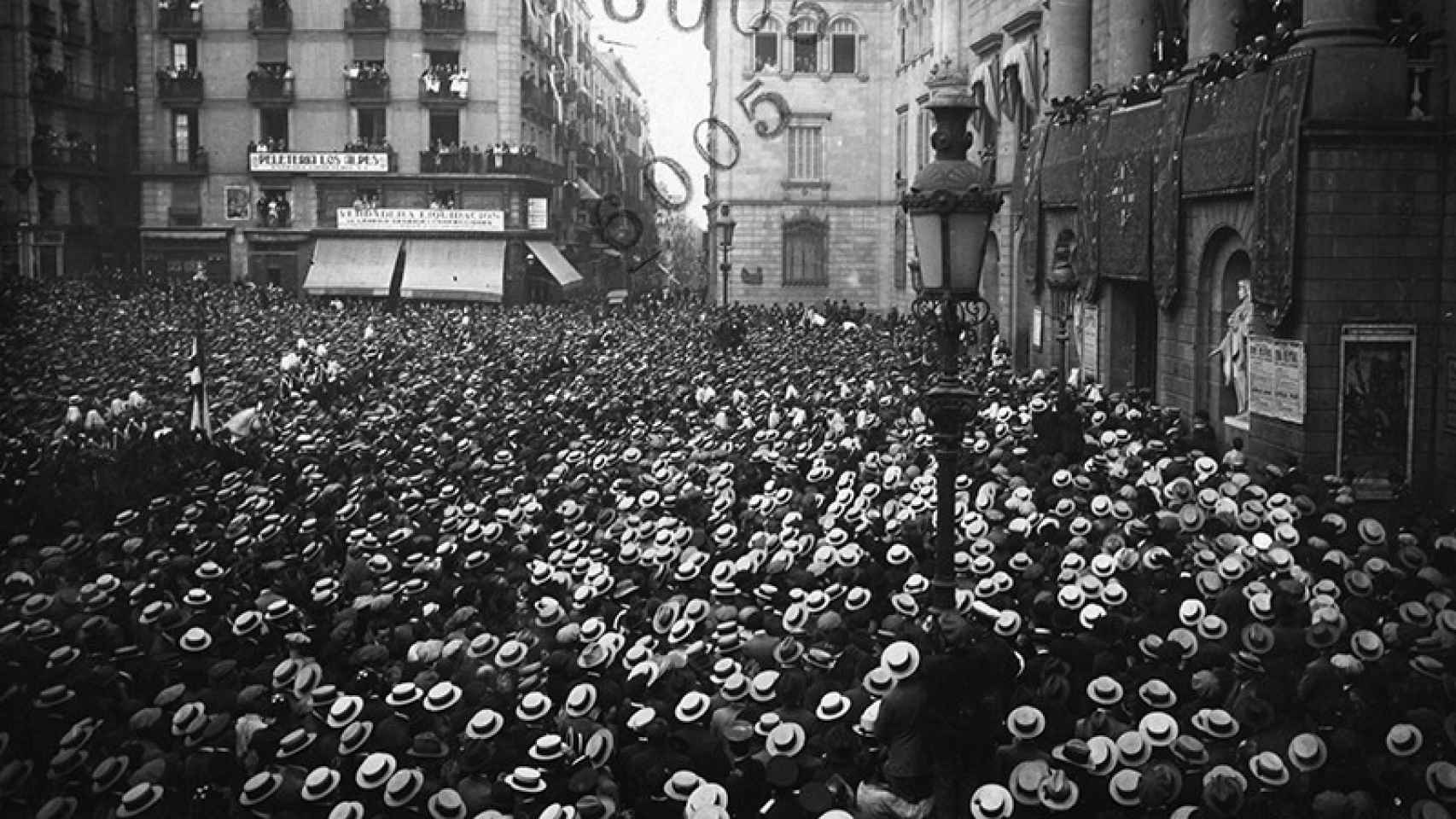 Manifestantes en favor de una zona neutral en la plaza Sant Jaume de Barcelona el 10 de octubre de 1915.