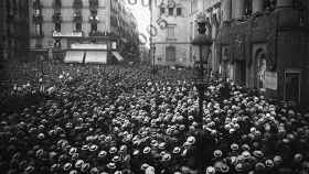 Manifestantes en favor de una zona neutral en la plaza Sant Jaume de Barcelona el 10 de octubre de 1915.