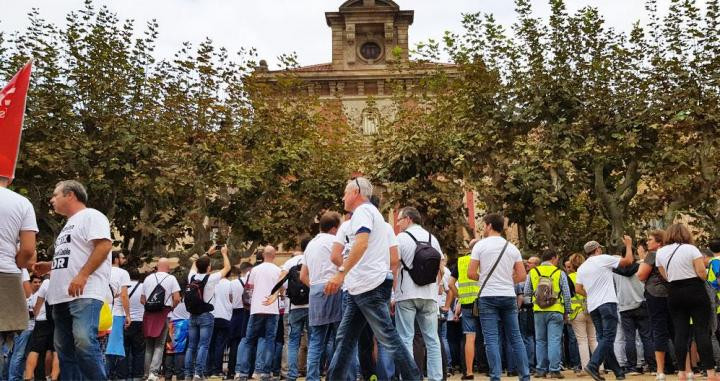 Trabajadores de Prysmian ante el Parlament de Cataluña / CG