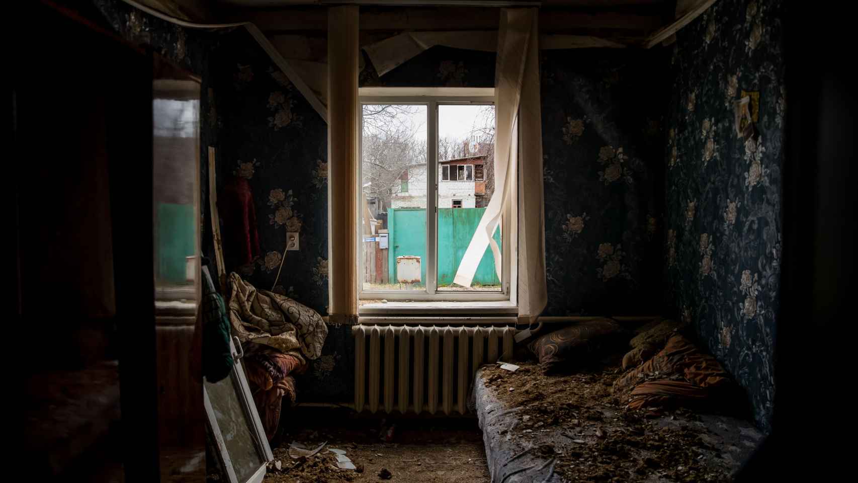 Ventana vista desde el interior de una habitación destruida por la guerra de Ucrania - MIGUEL GUTIÉRREZ