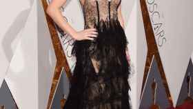 La actriz Jennifer Lawrence posa en la alfombra roja de los Oscar en 2016 / EFE