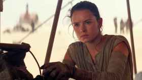 Daisy Ridley en un fotograma de la película 'Star Wars: El despertar de la fuerza'.