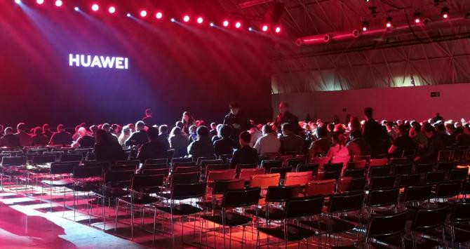 Huawei presenta su segundo teléfono plegable, el Huawei Mate Xs, en Barcelona / CG