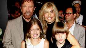 Chuck Norris junto a su mujer Gena y sus dos hijos