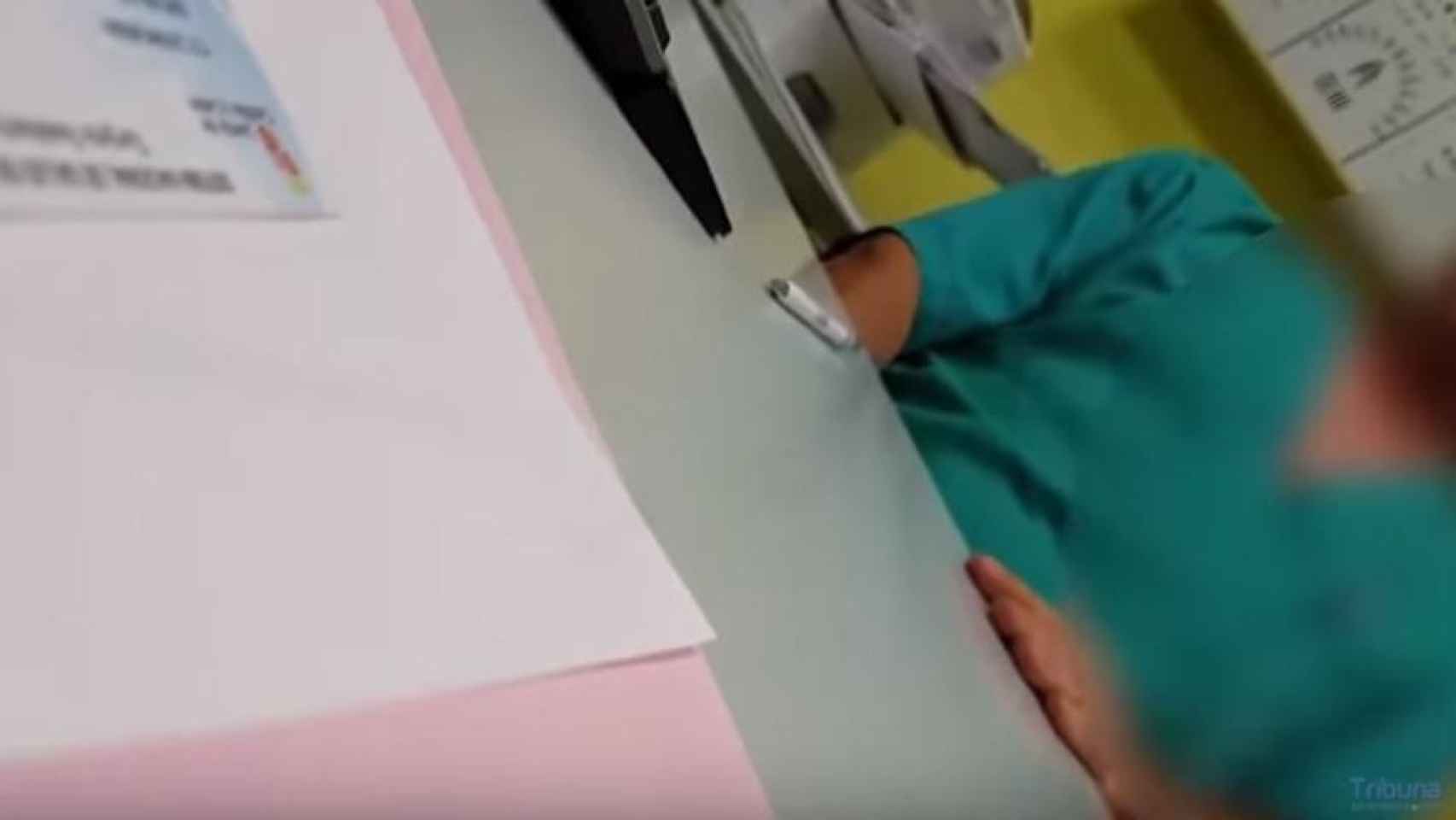 El médico se masturba debajo de la mesa mientras atienda a la paciente