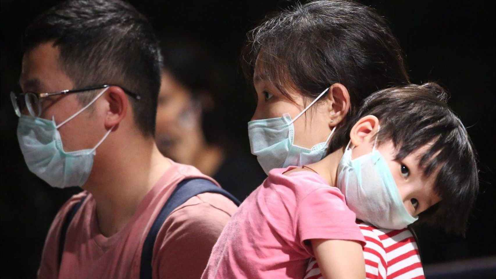 Ciudadanos de Wuhan se protegen del coronavirus con mascarillas / EP