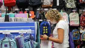 Una mujer en una tienda con productos para la vuelta al cole / EFE