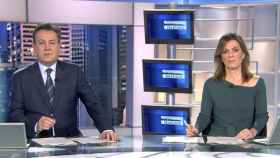 José Ribagorda y Ángeles Blanco durante la emisión de uno de sus informativos en Telecinco / TWITTER