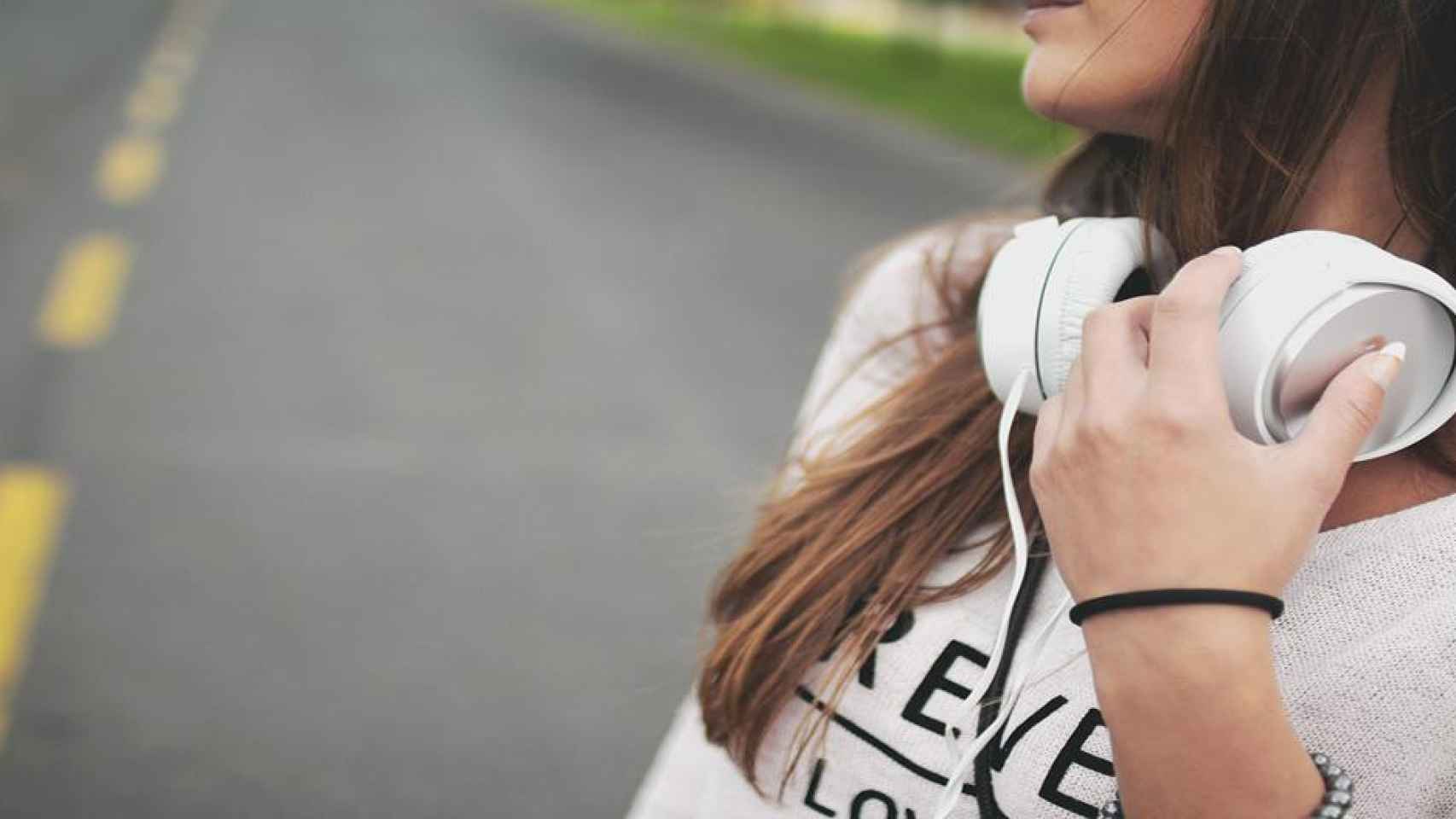 Un chica escuchando música / PIXABAY