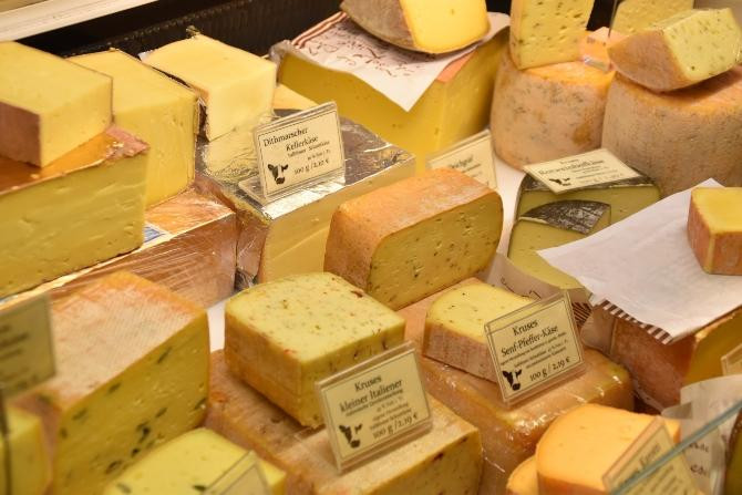 Variedad de queso en un establecimiento especializado / Waldemar Brandt en UNSPLASH