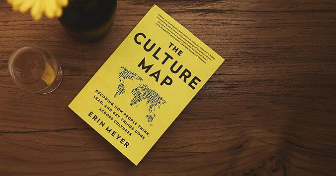 Un libro con un amplio mapa cultural / MNM.ALL - UNSPLASH