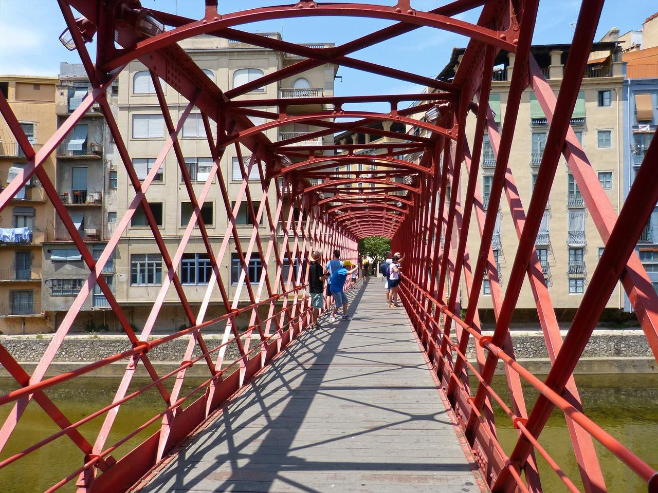 Créditos: Puente de Girona por Makamuki con licencia de reutilización de PIXABAY