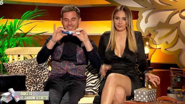 Sandra Pica y Tom Brusse recibiendo un test de embarazo en 'La casa fuerte' / MEDIASET