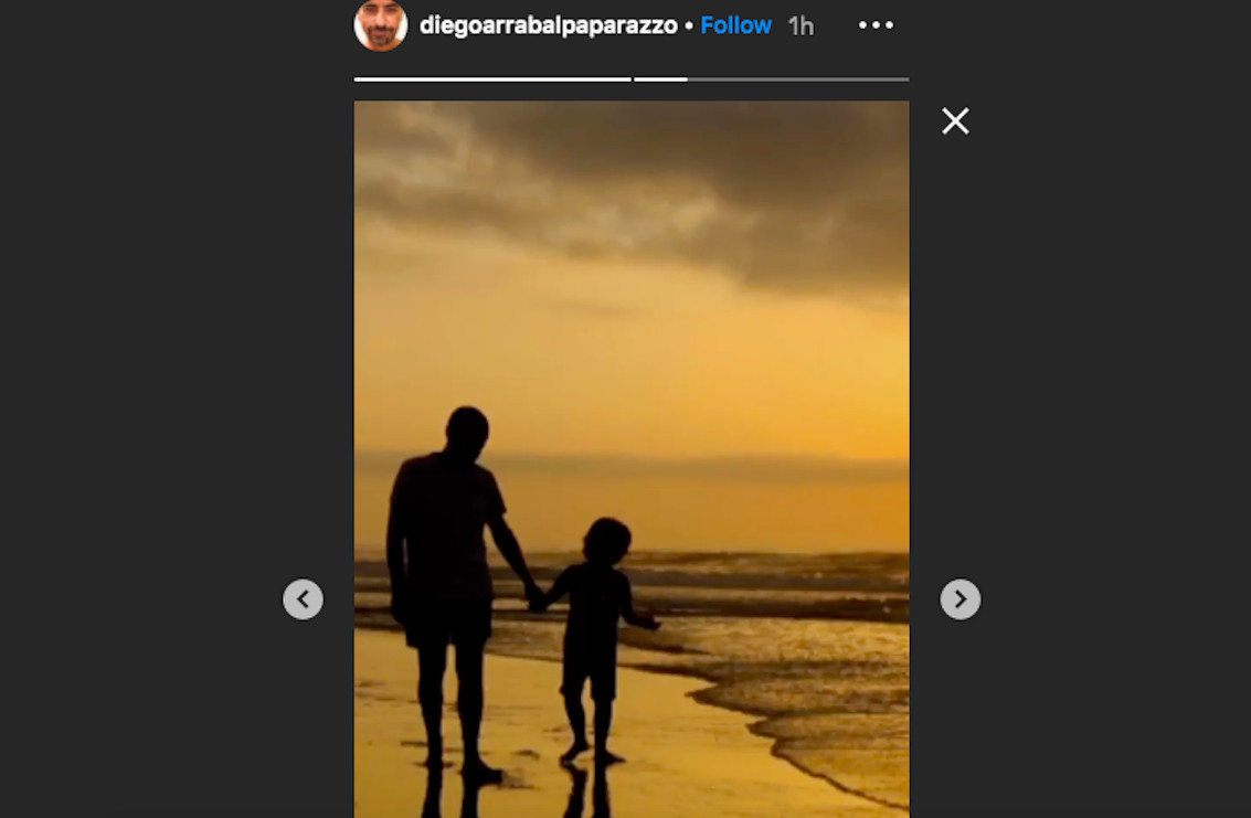 Diego Arrabal paseando por la playa junto a su hijo / INSTAGRAM