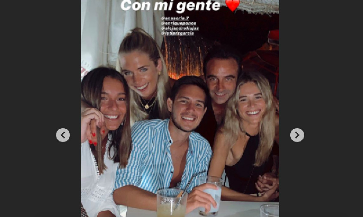 Enrique Ponce disfruta de una divertida cena con Ana Soria y su grupo de amigos / INSTAGRAM