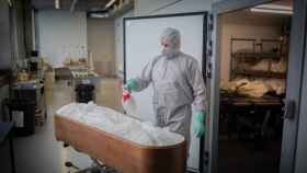 Un empleado funerario prepara el entierro de una víctima del coronavirus / EP