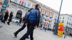 Dos agentes de policía patrullan por la Plaza del Sol de Madrid / EP