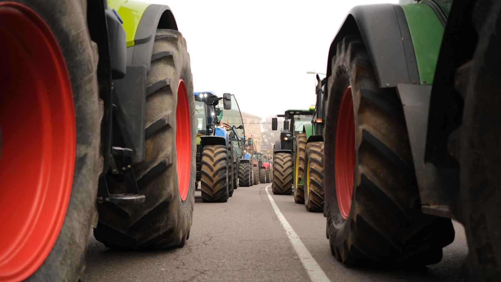 Dos filas de tractores recorrieron las calles de Toledo en otra manifestación de agricultores / EP