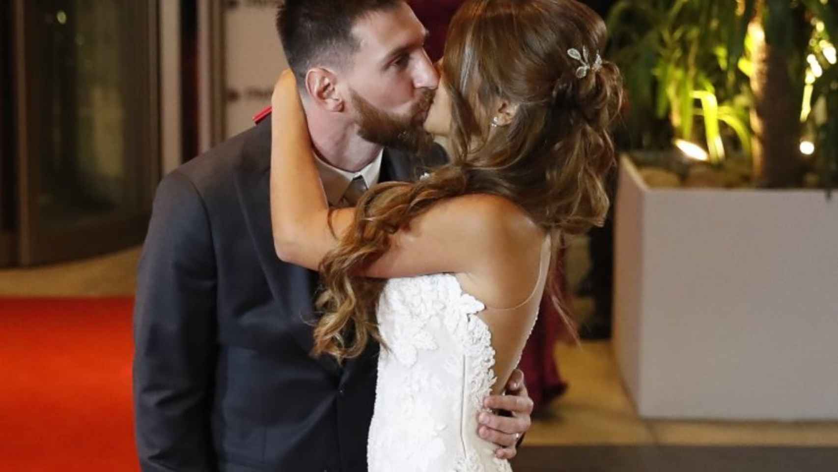 Leo Messi besa a Antonella Roccuzzo en el día de su boda