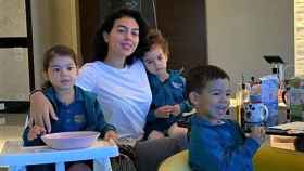 Georgina Rodríguez cena con sus hijos
