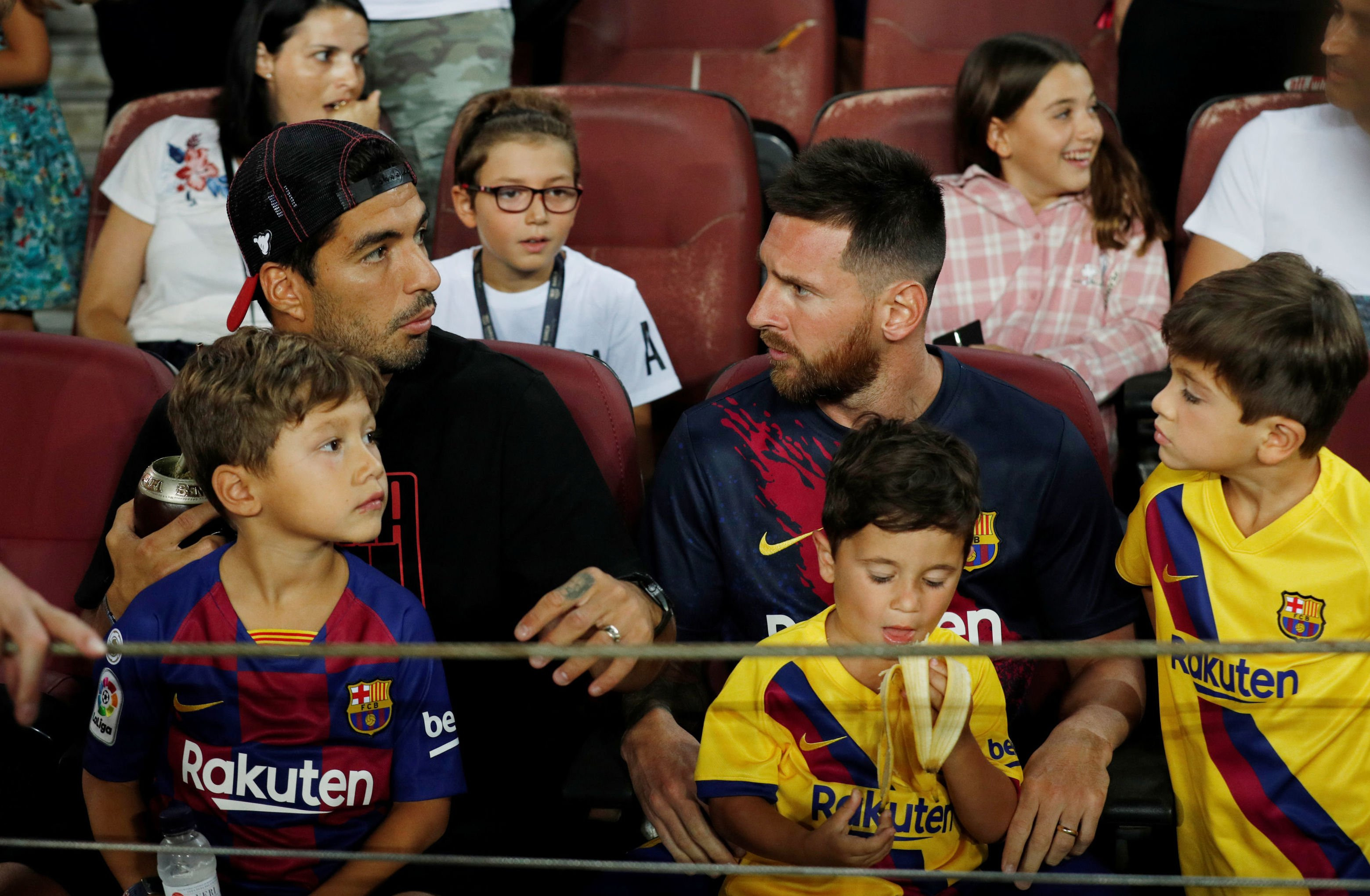 Mateo Messi, Leo y Luis Suárez durante el Barça-Betis / EFE